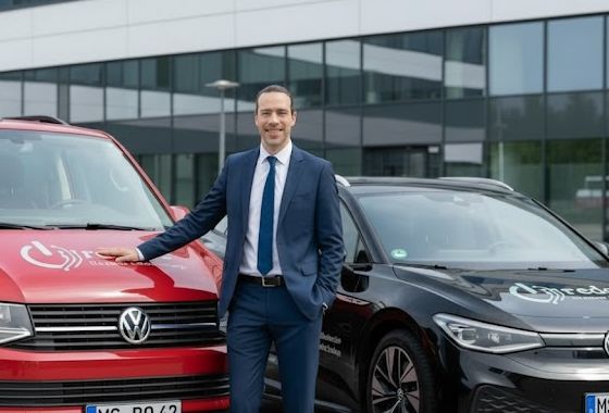 Nils Römling vor einem modernen Bürogebäude